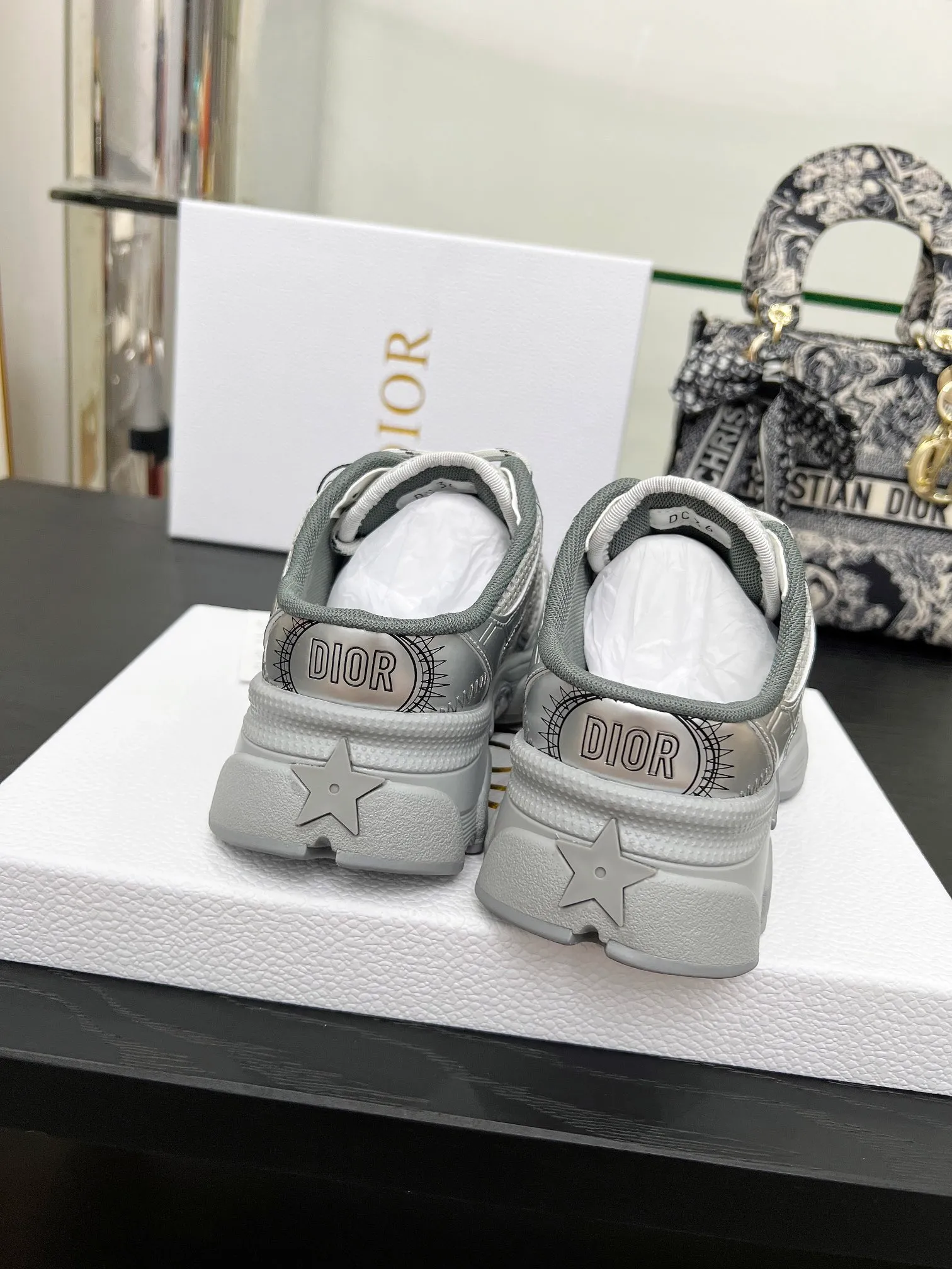 p560🐮🐮This Dior Chrono sports half slipper reinterprets running shoes with Dior's haute couture style. Gray mesh fabric is paired with tonal suede calfskin panels, the CD logo on the side, the star patch on the tongue and the Dior logo on the heel, all in classic fine detail. Featuring two-tone laces and a lightweight sole with star graphics, they can be worn year-round. Size: Women’s size 35-41 (35/42 can be customized) Men’s size 40-46 (men’s version is being printed) Color: 12 colors available